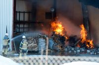 En stor garagebyggnad i Kalix kommun brann ned under onsdagsmorgonen. I byggnaden fanns runt 200 husbilar och husvagnar från privatpersoner.