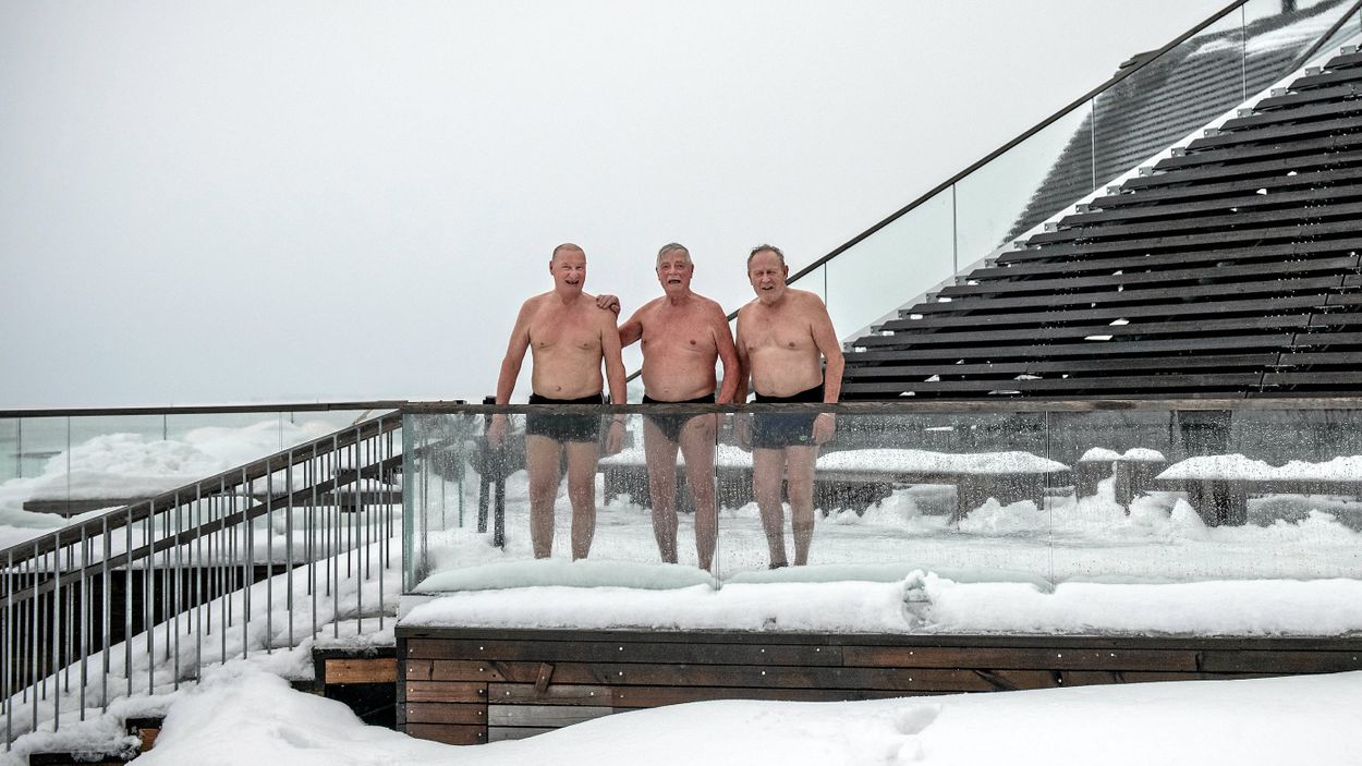 ”Kom och hoppa i det är inte alls kallt”, säger männen som just kommit ur bastun och ska kasta sig i den upphuggna vaken utanför badhuset Löyly i Helsingfors.