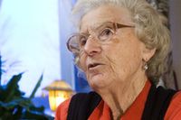 90-åriga Emmy Hallgren fick ta sig fram sista biten till hemmet eftersom det var för halt för Färdsjänstbilen.