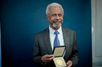 Abdulrazak Gurnah tog emot sitt Nobelpris i litteratur på den svenska ambassaden i London i måndags. Under tisdagen sändes hans Nobelföreläsning ut digitalt.