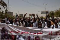 Demonstranter vid en protest i Sudans huvudstad Khartum den 17 april.
