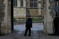 En polis utanför Windsor Castle på julafton. På juldagen bröt sig en beväpnad man in på området. Drottning Elizabeth firade julen där. 
