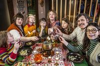 Olof Wretling, Kakan Hermansson, Lotta Lundgren och Erik Haag äter ostfondue med barnen på 1970-talet i 2015 års julkalender i SVT ”Tusen år till julafton”.
