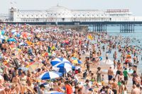 Tusentals strandbesökare i Brighton i Storbritannien den 9 augusti. 