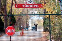 Turkiet har deporterat en misstänkt IS-terrorist med amerikanskt och jordanskt medborgarskap till gränsen mot Grekland. Där befinner han sig nu i ingenmansland.