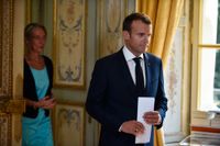 Frankrikes president Emmanuel Macron släpper inte sin premiärminister Élisabeth Borne, till vänster i bild. Arkivbild.