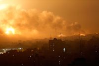 Rök stiger efter ett israeliskt anfall mot Gaza City.