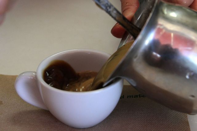 Kubanskt kaffe bryggs direkt på sockret.