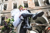 Anastasia och Anton tar bröllopsbilder i den ukrainska staden Kharkiv, 13 april. 