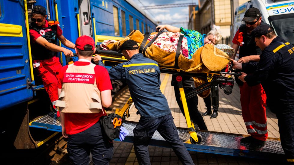 Transporterna västerut med tåg mot destinationen Lviv är livsviktiga för många skadade ukrainare.