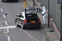 Polispersonal i Berlin tittar närmare på den 30-årige mannens bil.