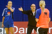 Torbjörn Klingvall instruerar Ulrika Ågren och Johanna Ahlm inför mellangruppspelet.