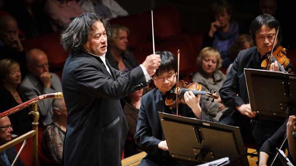 Muhai Tang dirigerar Zhejiang symfoniorkester.