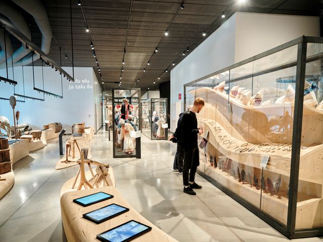 På nationalmuseet hittar man två permanenta utställningar, som bland annat visar hur man levde förr i Estland.