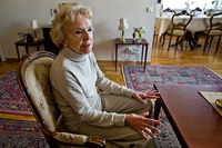 91-åriga Jade Ekström bor på Sandhamnsgatan 8 och har sin bild klar: ”Fastighetsägaren Micasa valde en  billigare och sämre metod. Jag har själv varit fastighetsägare en gång och jag vet att man inte ska snåla: förr eller senare får man betala dyrt.”