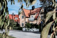 På bostadsmarknaden förutser Riksbanken fortsatta prisfall i år och nästa år.
