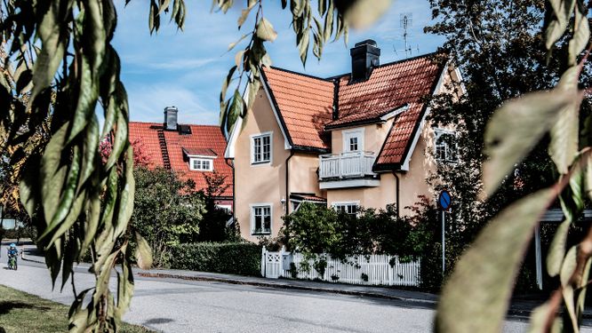På bostadsmarknaden förutser Riksbanken fortsatta prisfall i år och nästa år.