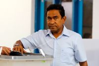 Maldivernas president Abdulla Yamin lägger sin röst i en vallokal i Maldivernas huvudstad Malé den 23 september.