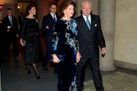 Drottning Silvia närvarade vid Nobelceremonin i Stockholms stadshus i fredags tillsammans med kung Carl Gustaf, kronprinsessan Victoria och prins Daniel.