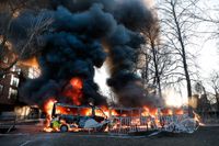 Polisbussar som satts i brand vid påskupploppen i Sveaparken i Örebro under långfredagen. Nu döms ytterligare fyra män av hovrätten för inblandning i angreppet mot polisen. Arkivbild.