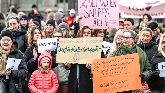 I fredags hölls en manifestation på Medborgarplatsen i Stockholm där deltagarna protesterade mot hovrättsdomen som friade en man som i tingsrätten fälldes för våldtäkt mot en tioårig flicka.