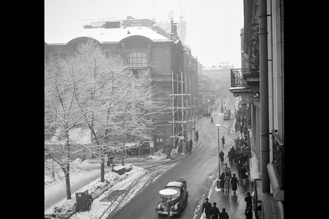 Fascinerande bild som visar hur smal Hamngatan var vid Kungsträdgården en gång i tiden. Här en bild från 1940-talet. Blanch café närmast till vänster (revs i Norrmalmsregleringen). Ni ser NK-klockan längre bort – den satt då inte på NK utan högst upp på Telefontornet på Malmskillnadsgatan. En byggnad som revs i början av 1950-talet. Bläddra vidare för att se hur platsen ser ut i dag...