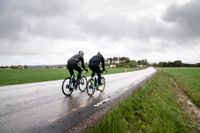 I flera länder finns nu möjlighet för cykling i bredd eftersom det kan vara säkrare än cykling på led. I Sverige är dock huvudregeln att cyklande ska färdas på led, skriver artikelförfattarna. 
