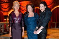 Utan SVT:s programledare – här Victoria Dyring, Anna Hedenmo och Jessika Gedin – hade Nobeltillställningen blivit oerhört tråkig, anser SvD:s Harry Amster.