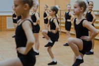 9-åriga Aleksandra, ”Sasja”, Tankieva (tvåa fr h) under danslektionen, en av kulturskolans många aktiviteter.