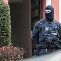 Polis vid ett av gårdagens tillslag i Frankfurt.