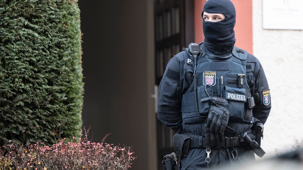 Polis vid ett av gårdagens tillslag i Frankfurt.