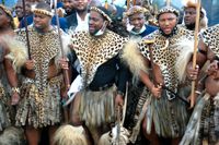 Zuluprinsen Misuzulu Zulu, i mitten, under en ceremoni i fjol.