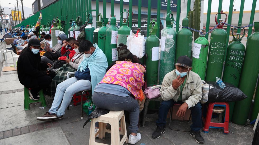 Peruaner har tvingats vänta flera dagar för att fylla på syrgastuber de senaste veckorna.