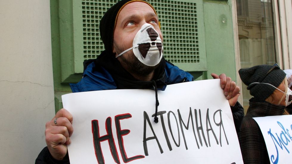 Vladimir Slivjak under en antikärnkraftsdemonstration i Moskva 2011.