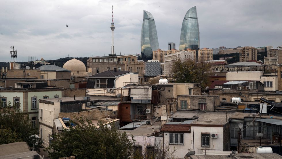 Vy över Baku, med stadens äldre delar i förgrunden. Arkivbild från 2017.