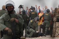 USA:s gränsmyndighet grep 32 personer vid en demonstration vid gränsen mot Mexiko.