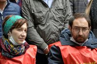 Nuriye Gülmen och läraren Semih Özakca hungerstrejkar i protest mot att de avskedats. 