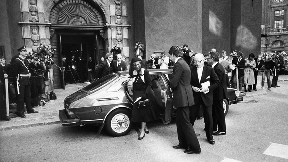 Marcus Wallenbergs begravning. Peter Wallenberg, sorgklädd i vit slips, har just klivit ur Saab 900 turbon utanför Sankt Jacobs kyrka den 22 september 1982.