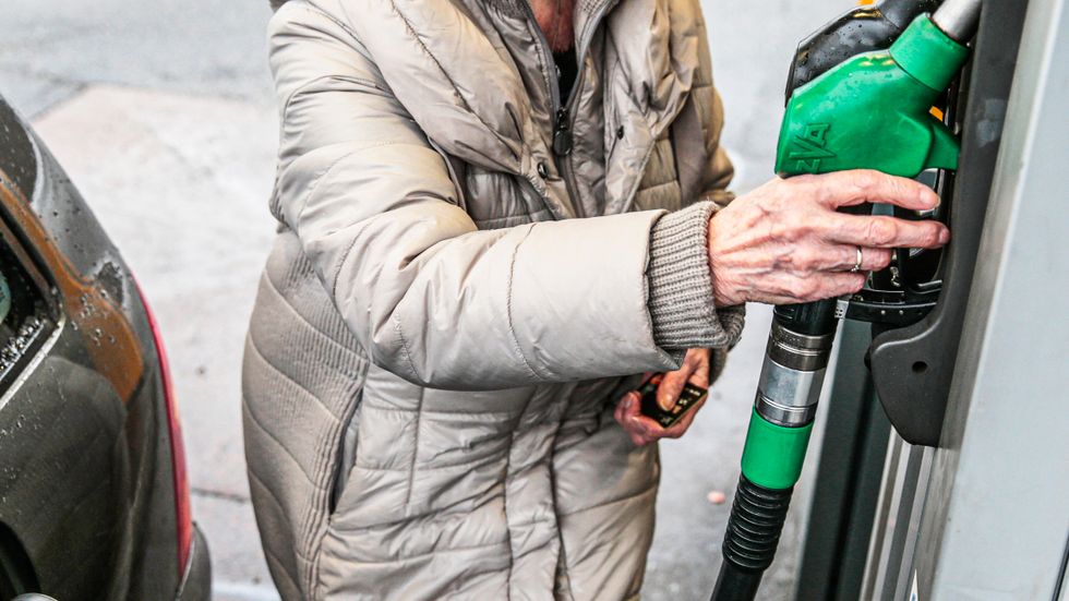 Det blir ingen skillnad mellan att tanka vanlig bensin och förnybar bensin, varken på macken eller för bilen, enligt Neste. 