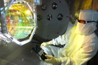 En tekniker på Ligo, det första forskningsprojekt som direkt lyckades detektera gravitationsvågor, undersöker delar av optiken.