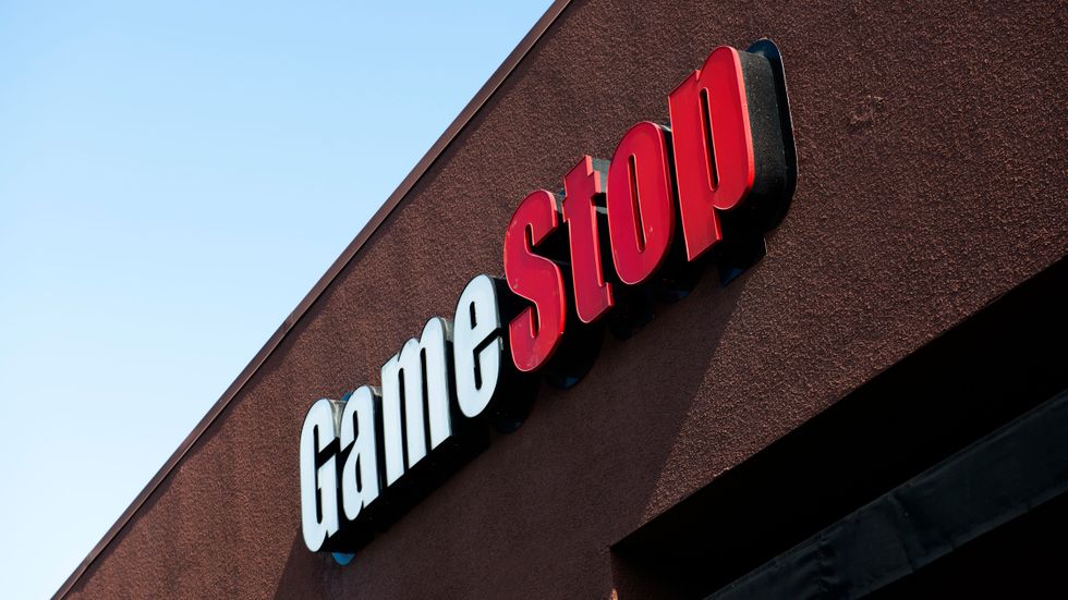 Tiotusentals svenskar har köpt aktier i Gamestop.