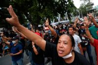 Demonstranter i Bangkok håller upp tre fingrar i luften, en symbol hämtad från filmtrilogin Hungerspelen.
