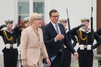 Litauens premiärminister Ingrida Simonyte välkomnades på fredagen av Polens premiärminister Mateusz Morawiecki på ett besök för att diskutera migranttrycket som länderna upplever på gränsen till Belarus.