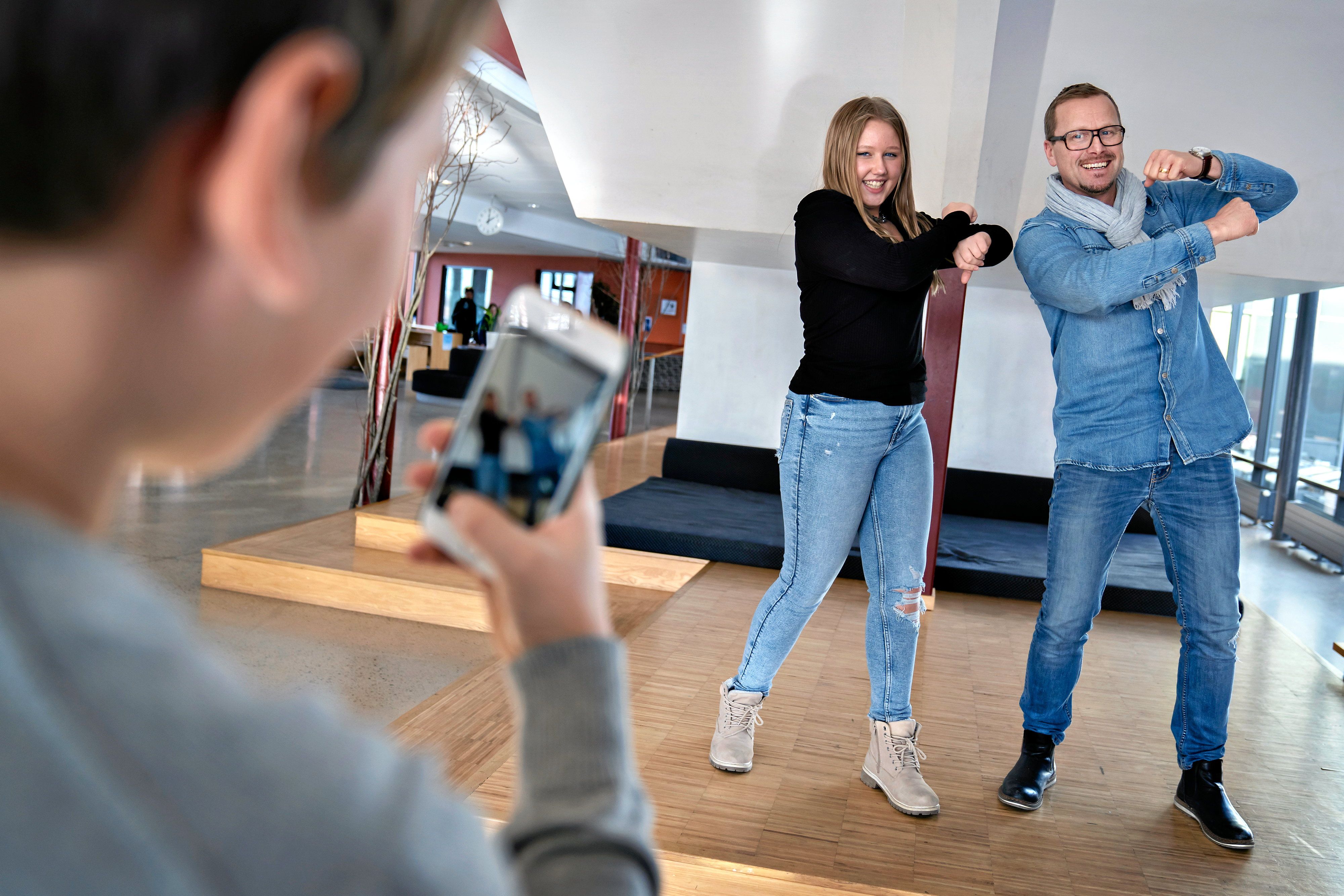 Mellanstadieläraren Richard Nordström på Stora Hammars skola i Höllviken gör tillsammans med eleverna en ”Tiktok-dans” på fredagarna. Idag har han hjälp av eleverna Filip och Lilly.