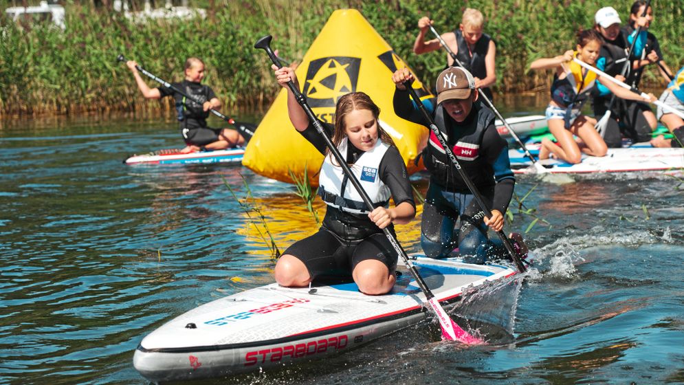 Ellen och Johan leder en av tävlingarna runt flytbojarna. Enligt Svenska kanoturförbundet är SUP en av de snabbast växande vattensporten i världen.