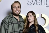 Edvin Törnblom och Johanna Nordström gör podden ”Ursäkta”. 