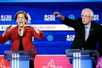 Elizabeth Warren och Bernie Sanders under tisdagskvällens debatt.
