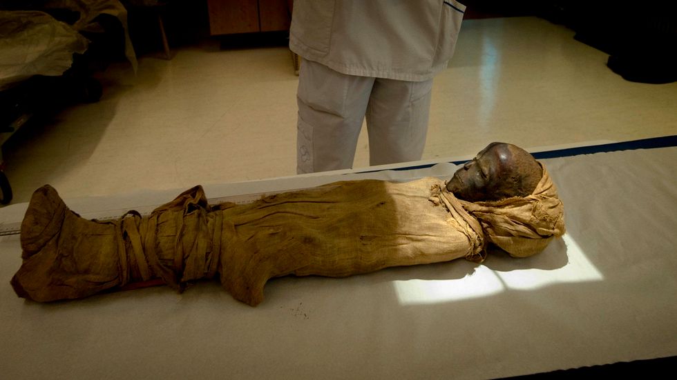 En ca 2000 år gammal egyptisk flicka från Medelhavsmuseets samlingar röntgades på Karolinska sjukhuset 2012.