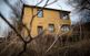 18 barn som ensamma söker asyl i Sverige hittades i detta ödehus i Mölndal utanför Göteborg.