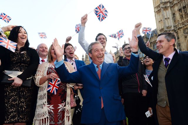Ukips ledare Nigel Farage firar efter beskedet på fredagsmorgonen.